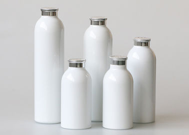 Botellas cosméticas de aluminio vacías, botellas blancas del polvo de talco con el tamiz